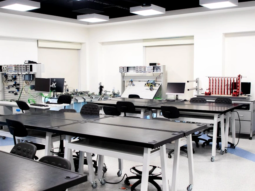 Interno moderno di un hub tecnologico con persone che collaborano